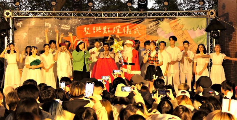 陳義文以聖誕裝扮現身，在歡樂的氣氛中進行聖誕點燈儀式。   圖：吾限熊報社黃宇慶攝
