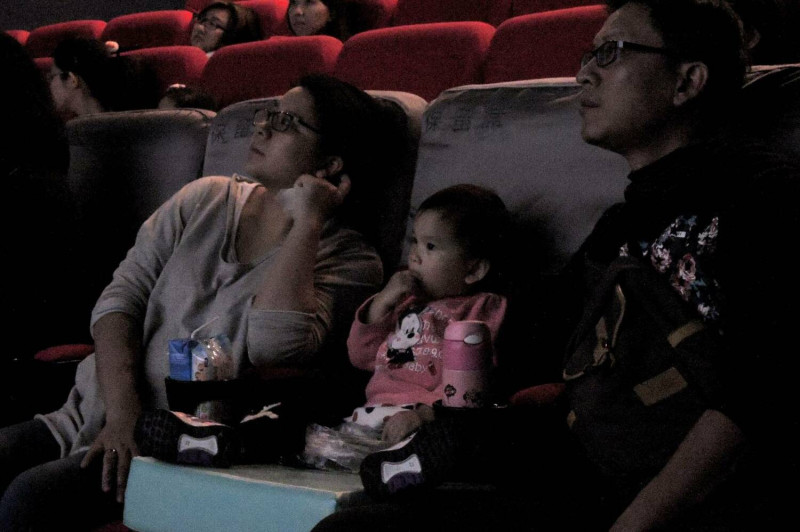 「嬰兒車電影院回娘家」開放6歲以下兒童回娘家看電影，每場次皆會贈送聖誕小禮品。   圖：新北市文化局提供