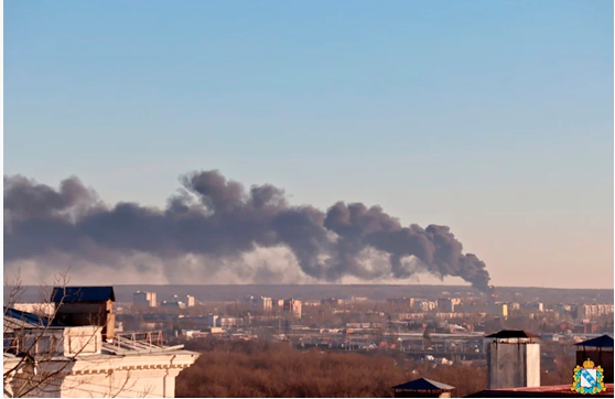 俄國境內最近有3座軍用機場遭到疑似烏軍的無人機攻擊，圖為機場遭攻擊後爆炸冒出濃煙。   圖 : 翻攝自推特