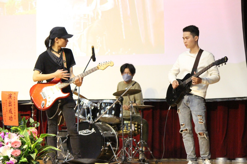 華夏科大學生樂團表演。   圖：竹林中學提供