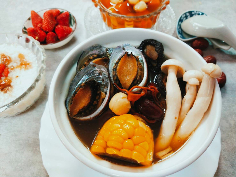 貢寮鮑蟲草蕈菇雞湯是暖身又養生的滋補料理。   圖：新北市漁業處提供