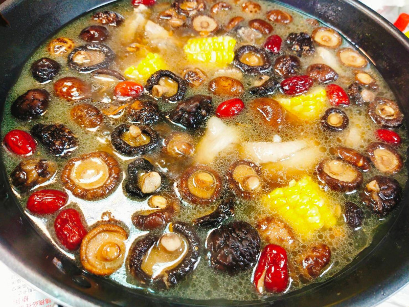 燉煮中的蟲草蕈菇雞湯。   圖：新北市漁業處提供