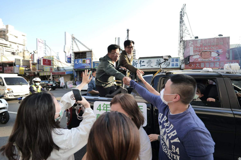 民進黨代理主席陳其邁陪同李俊俋車掃，受到民眾熱烈歡迎。   圖：李俊俋競選總部/提供