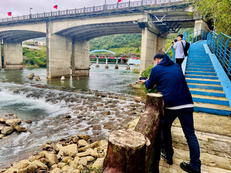 河水打上固床工形成跳躍式滾流奔騰而下的場景，路過遊客都忍不住拿起相機拍不停。   圖：新北市水利局提供