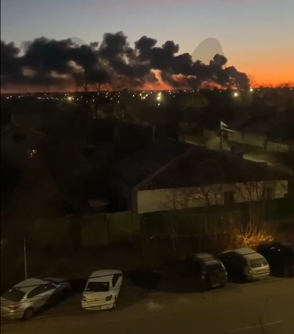 烏克蘭多次使用無人機襲擊俄羅斯軍事基地，6日，俄羅斯境內的庫爾斯克機場軍事基地又遭到烏克蘭無人機襲擊。   圖:翻攝自推特