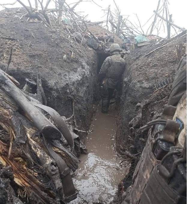 在巴赫穆特前線戰壕中的烏軍。   圖 : 翻攝自騰訊網