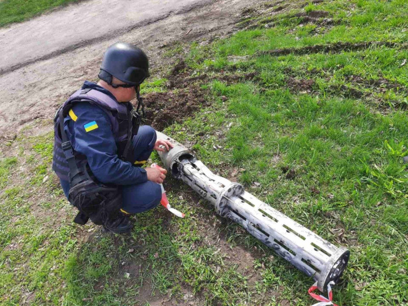烏克蘭人員發現俄軍的火箭彈9M27K集束彈藥。   圖：翻攝自推特（資料照）