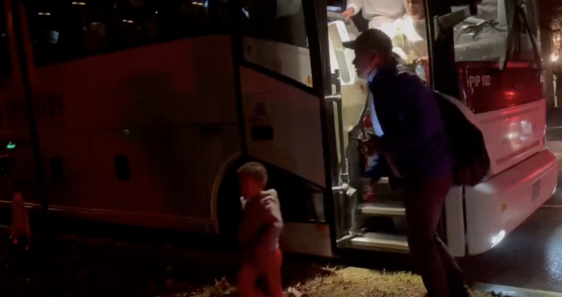 德州州長將移民丟包至美國副總統賀錦麗（Kamala Harris）家門前，其中包含許多幼童。   圖：翻攝自推特影片