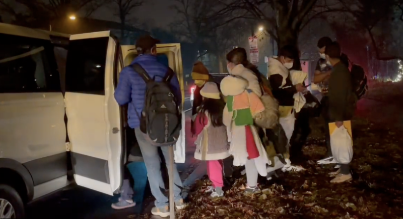 移民乘坐人道救援組織的麵包車。   圖：翻攝自推特影片