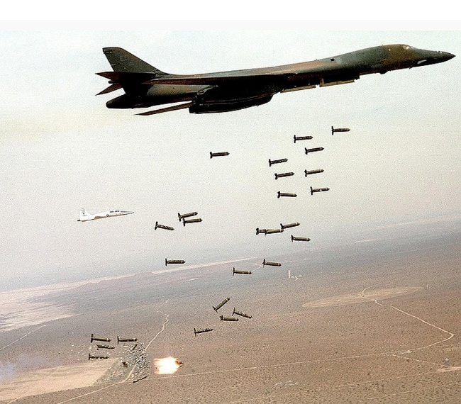 一架戰機正在投放殺傷力極強的集束炸彈。   圖 : 翻攝自 US Airforce