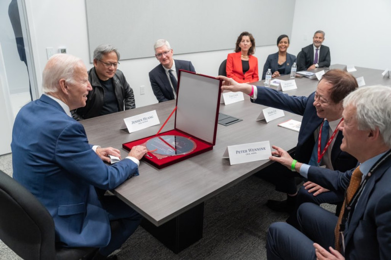 美國總統拜登（Joe Biden）與會台積電董事長劉德音、蘋果執行長庫克、ASML執行長Peter Wennink、輝達執行長黃仁勳等人。   圖：翻攝自拜登臉書（資料照）