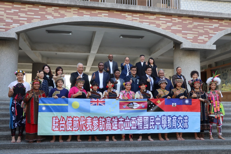6國大使走訪五福國中。   圖：高雄市教育局提供