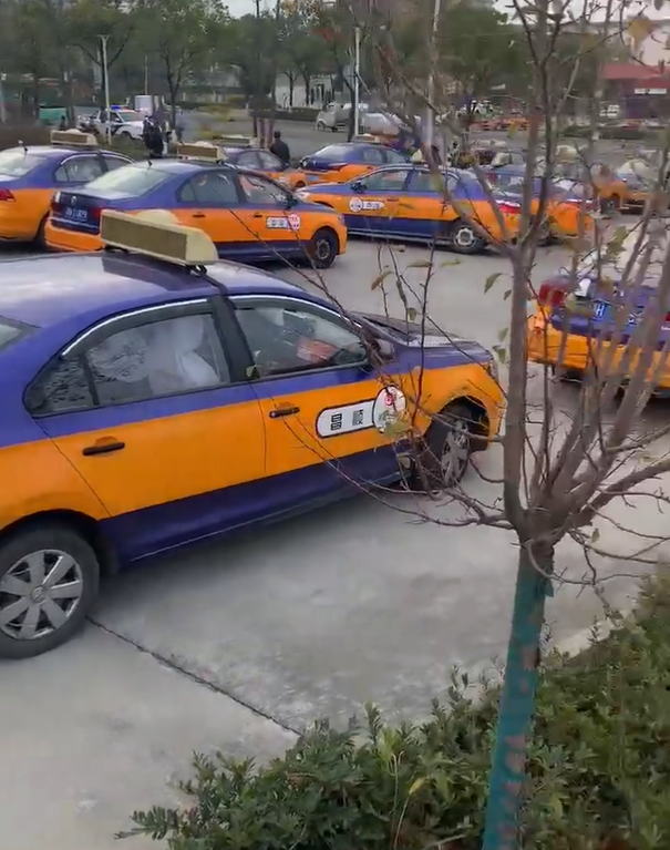 中國湖北省計程車司機聯合將加氣站包圍佔領，以抗議燃氣遭壟斷漲價。   圖: 翻攝自李老師不是你老師推特 
