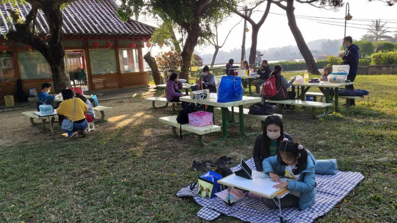 虎頭埤在12月31日舉辦「2023鴻兔大展－虎頭埤元旦兒童寫生比賽活動」，讓小朋友們能夠親近大自然。   圖：台南市觀旅局／提供