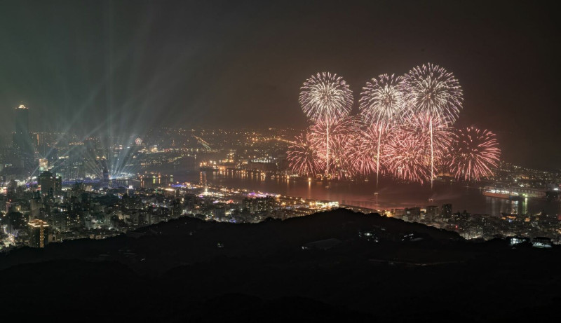 去年高雄跨年煙火再升級。   圖：高雄市文化局提供