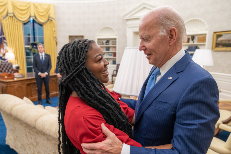 美國總統拜登（Joe Biden）告知格林納妻子雪瑞兒（Cherelle Griner）「她回家了」。   圖：翻攝自拜登推特