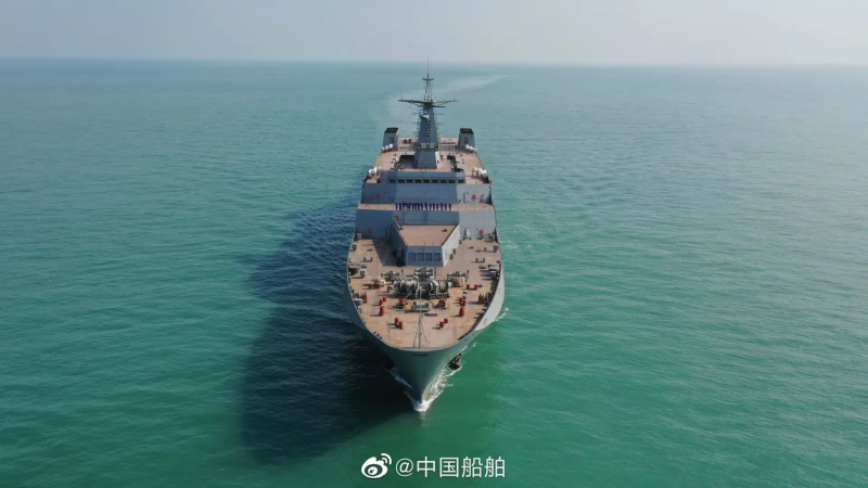 中國出口型 071 E登陸艦海試情形   圖：翻攝中國船舶微博