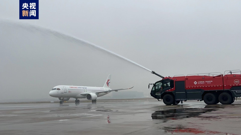 中國首架自產大型客機C919客機交付過水門。   圖：翻攝自央視新聞