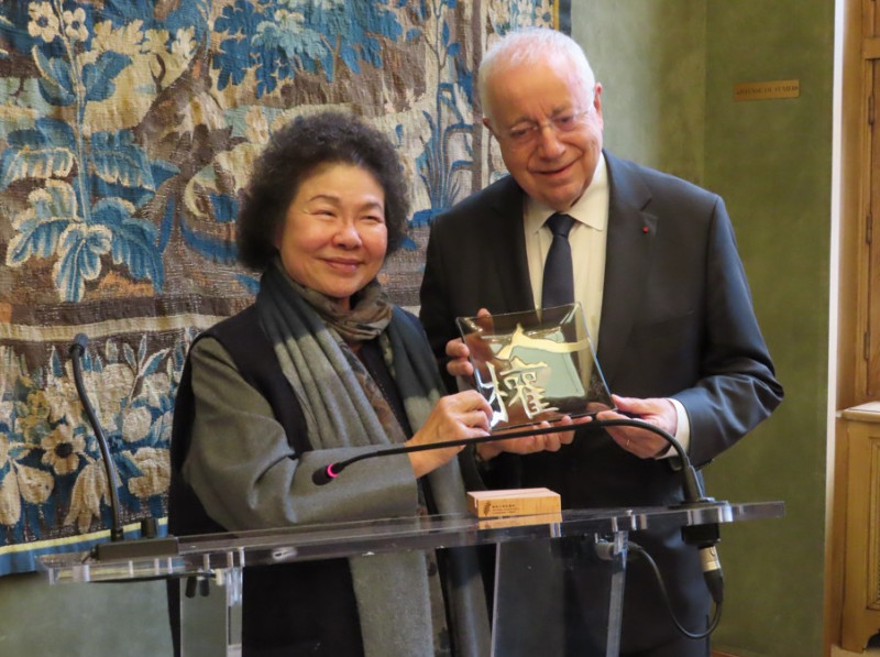 陳菊感謝法蘭西學院院士對台灣民主人權的支持，贈送人權琉璃盤。   圖：國家人權委員會提供