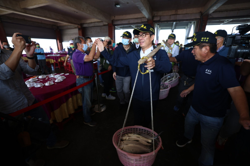陳其邁(右二)親自參與入港卸魚儀式。   圖：高雄市政府/提供
