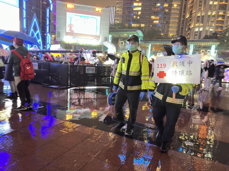 黃德清同時呼籲參加民眾務必注意自身安全，遇救護人員出勤務必讓道，希望參與此次耶誕巨星演唱會活動的民眾，能快快樂樂出門，平平安安回家。   圖：新北市消防局提供