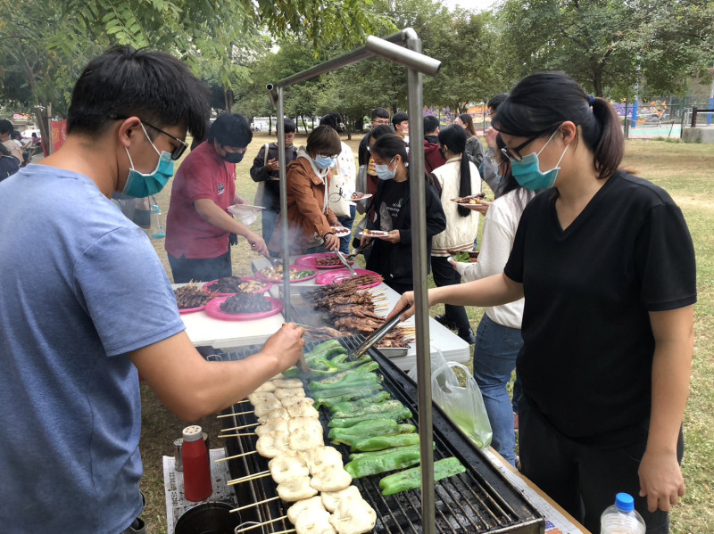 為了炒熱參與學生的熱情，主辦單位結合餐飲業者於會場外舉行「草地巴比Q嘉年華活動」，提供參賽學生大快朵頤和聯誼的機會，讓活動氣氛達到最高潮。   圖：黃博郎／攝