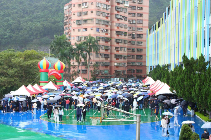 新北市私立竹林中學今(10)日舉辦54週年校慶園遊會，即使陰雨綿綿也擋不住大家的熱情，估計吸引上千人次遊園，增添週末歡樂氣氛。   圖：竹林中學提供