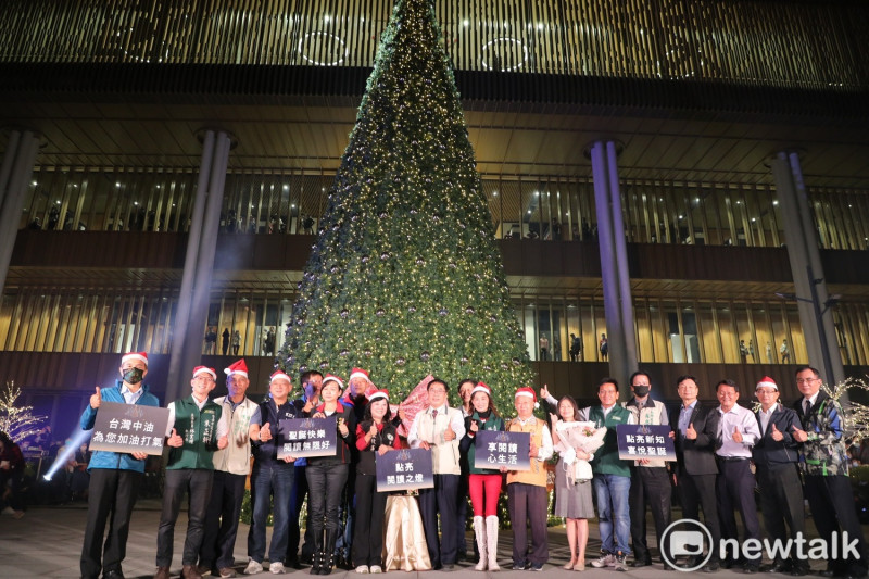 永康區市圖新總館及閱之森公園化身奇幻聖誕森林，有高14公尺的聖誕主樹以及近百棵聖誕樹與麋鹿燈飾，今日邀請台南市長黃偉哲、台灣中油公司台南營業處副處長陳清郎、立委林宜瑾一同在溫馨歡樂的管樂表演中，為聖誕森林點燈，現場吸引眾多民眾駐足見證點燈儀式，熱鬧非凡。   圖：黃博郎／攝