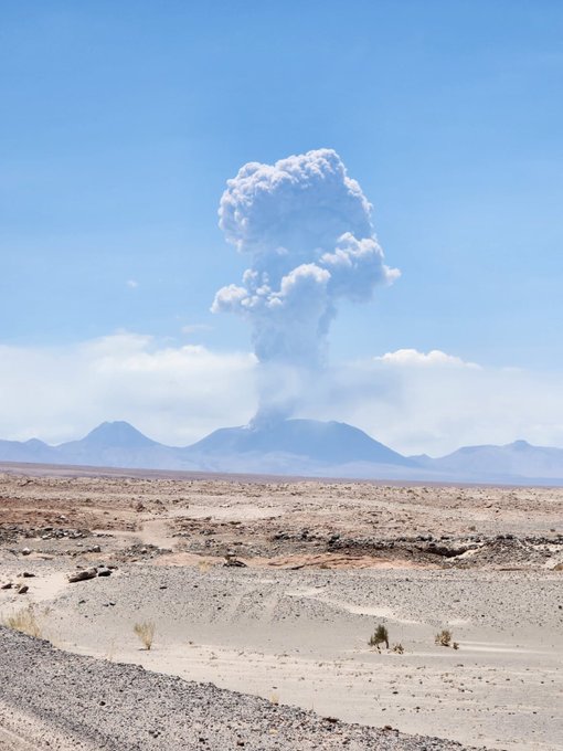 拉斯卡爾火山今日突然活動，並朝天際噴出高達6000公尺高的灰柱。   圖：翻攝自@ALMAObs_esp Twitter