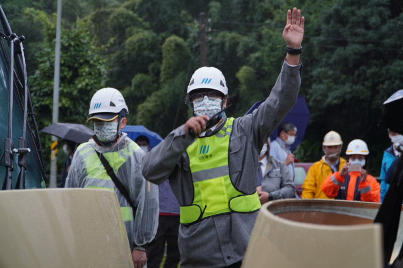 模擬演練作業人員指揮調度。   圖：新北市捷運局提供