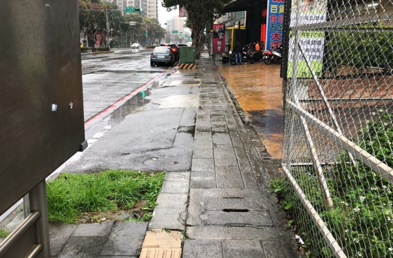 林口文化二路2段（信義路至中山路），改善前人行道路老舊破損，每逢下雨便容易積水，導致路面濕滑泥濘。   圖：新北市工務局提供