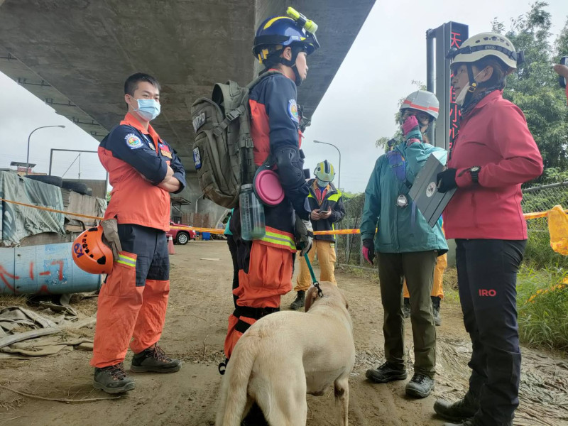 黃德清表示，此次非常感謝隨隊獸醫師隨行保護犬隻，提供相關健康醫療照護，讓毛英雄能無後顧之憂執行各項任務。   圖：新北市消防局提供