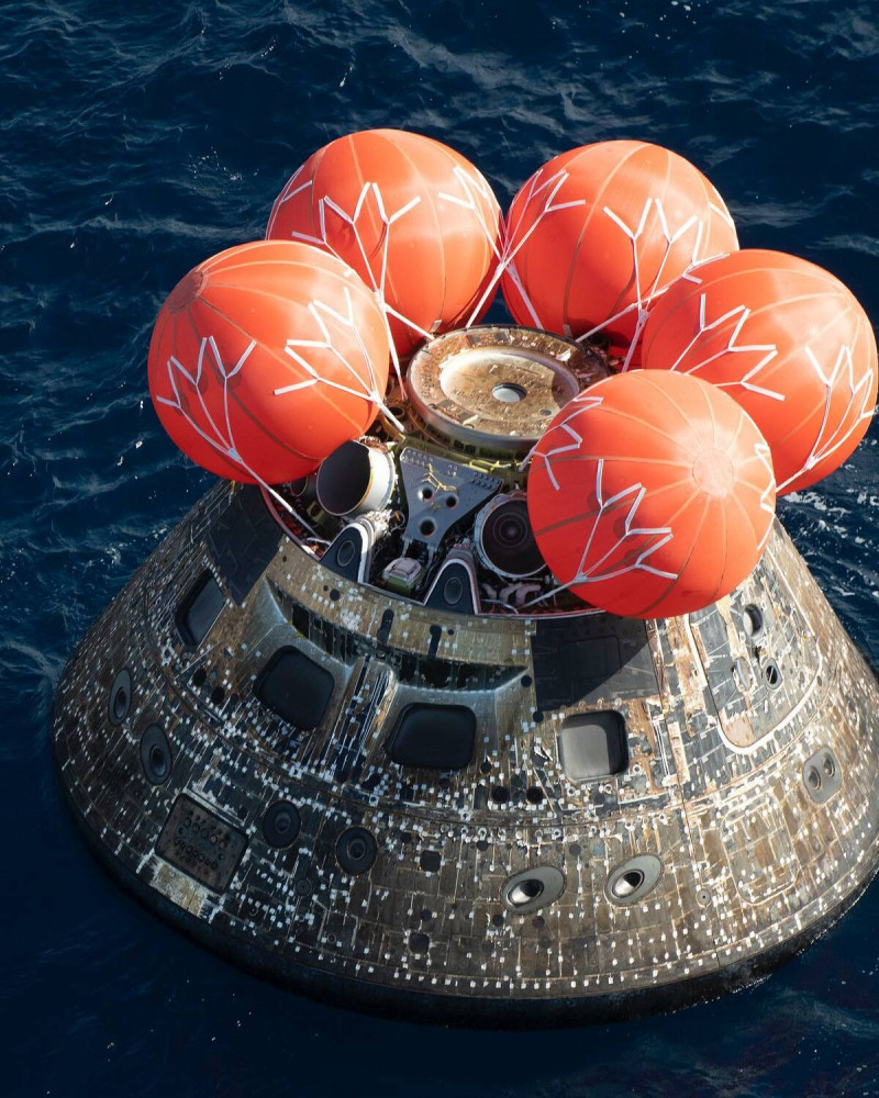 美國航空暨太空總署「阿提米絲1號」(Artemis Ⅰ)所搭載的「獵戶座」(Orion)太空船，12日返回地球，「濺落」在墨西哥瓜達魯普島海域。   圖：翻攝@NASA_Orion推特