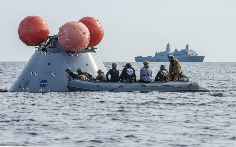 美軍「波特蘭號(LPD-27)」(後方船艦)先前演練拖帶太空船照片。   圖：翻攝@SurfaceWarriors推特(資料照片)