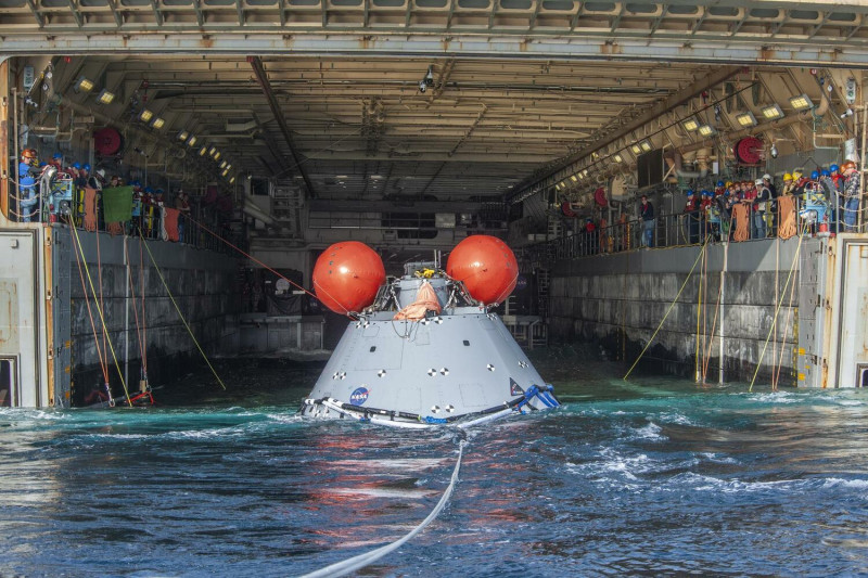 依計畫「獵戶座」太空船將被安置於「波特蘭號(LPD-27)」的兩棲塢艙。圖為先前演練照片。   圖：翻攝@SurfaceWarriors推特(資料照片)
