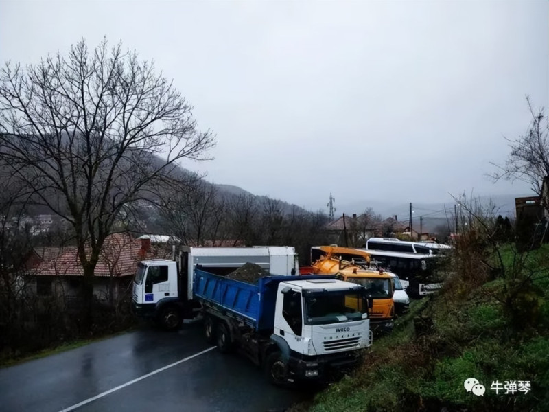 塞爾維亞示威者以卡車封鎖道路對抗科索沃人。   圖：翻攝自陸媒牛彈琴