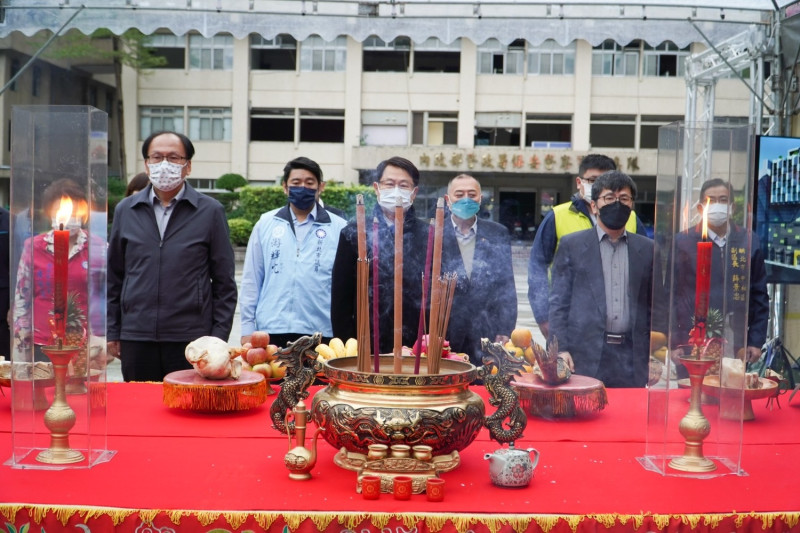 陳純敬率捷運局及施工團隊祈福祝禱。   圖：新北市捷運局提供