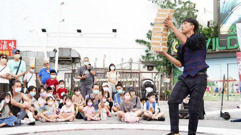 街頭藝人戴郁仁的砌磚雜技表演。   圖：新北市文化局提供