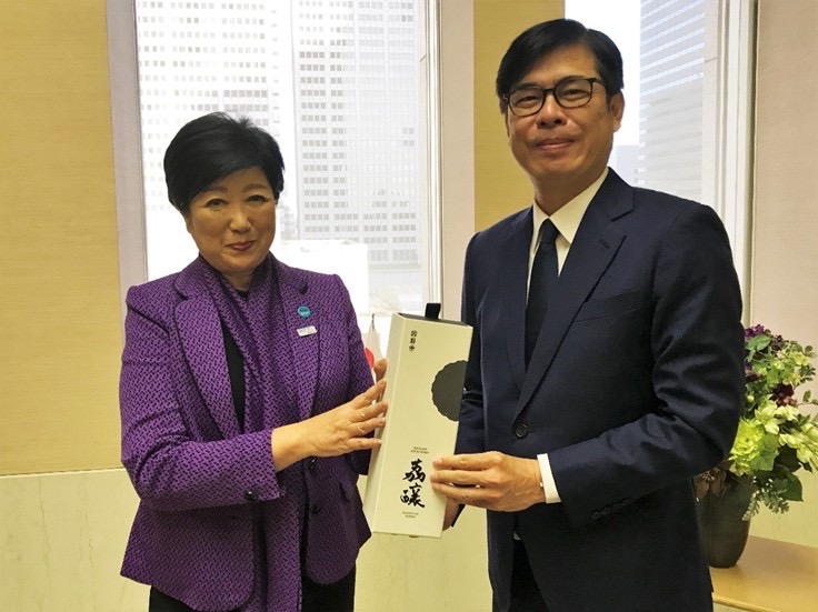 陳其邁(右)致贈小池百合子高雄大樹的「荔釀」酒。   圖：高雄市政府/提供