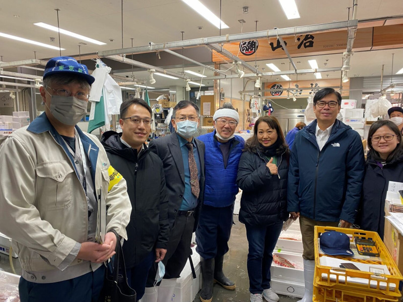 陳其邁(右二)參訪豐洲市場。   圖：高雄市政府/提供