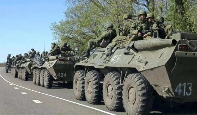 在裝甲車上，整裝待發準備反攻的烏軍。   圖 : 翻攝自南方觀察
