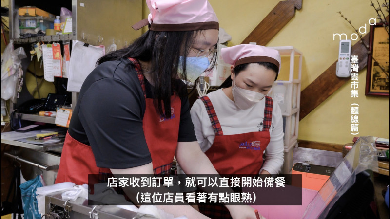 唐鳳近日造訪蚵仔麵線店，了解餐飲業透過線上點餐系統轉型的成果。   圖：翻攝數位部臉書