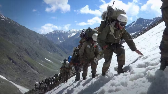 解放軍於中印邊界的高山上巡邏行軍。   圖 : 翻攝自秦晉觀天下