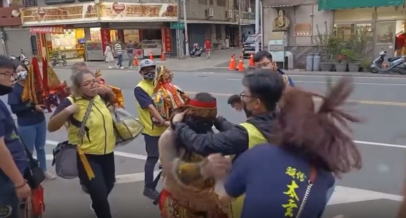 苗栗頭份太玄宮近日舉辦廟會活動，傳出「墨龍中壇元帥」起乩降駕時，掌摑女性工作人員的暴力事件，今天廖姓宮主帶領廟內工作人員召開記者會說明真相。   圖／翻攝爆料公社