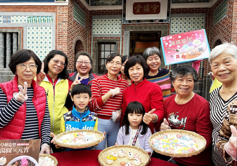 冬至即將到來，新北市五股守讓堂特別推出應景的「守讓過冬節」系列活動，邀民眾一起到百年古厝回味古早全家齊聚搓湯圓的景象。   圖：新北市立圖書館提供