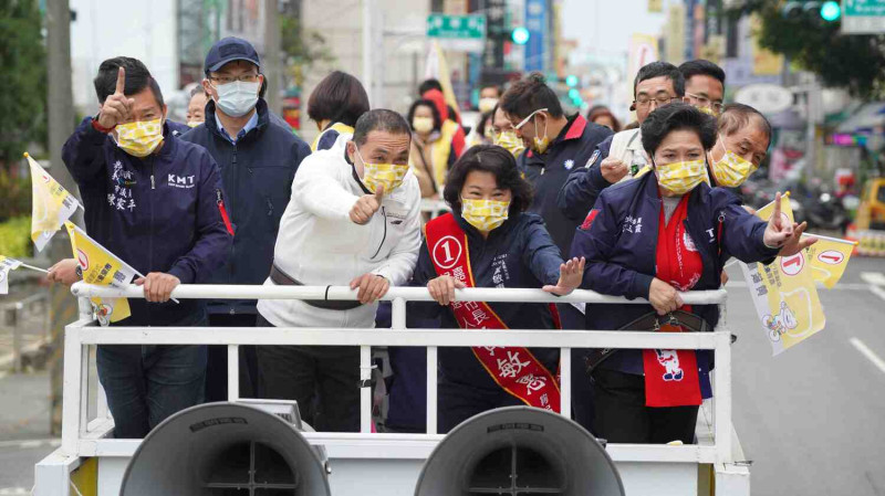 侯友宜、溫玉霞賣力陪黃敏惠車隊掃街拜票。   圖：黃敏惠競選總部/提供