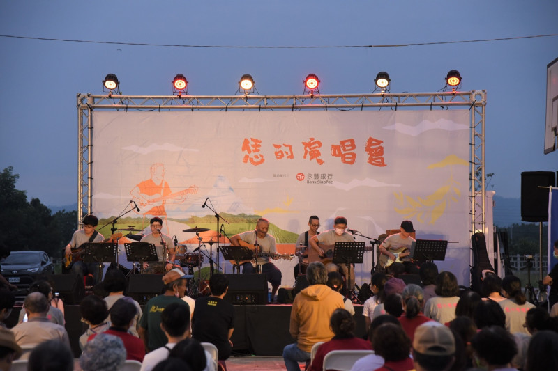 《恁的演唱會》於2018年起開唱，幾年來跑遍各地，從南台灣唱到北台灣，圖為屏東九如場演出情形   圖：恁的演唱會提供