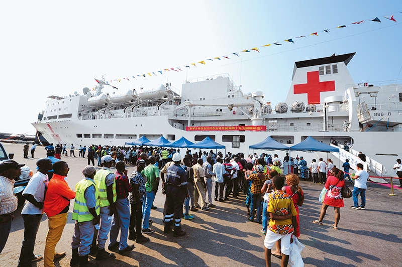 中國海軍「和平方舟」號醫院船抵達安哥拉羅安達碼頭，消息傳開後數以千計當地民眾湧上碼頭前來尋診。 圖:翻攝自求是網