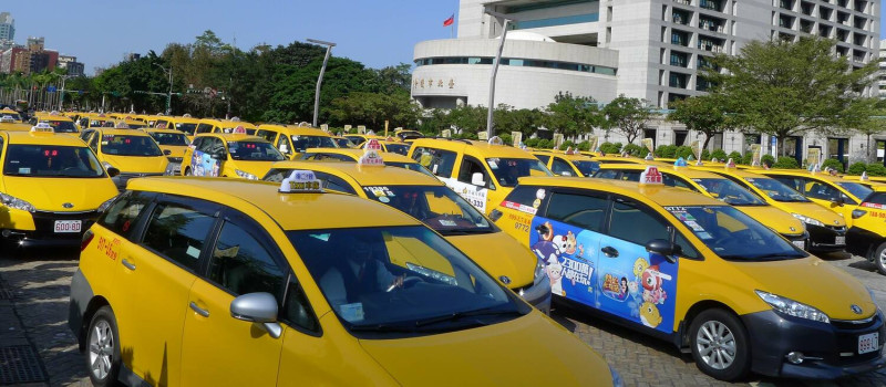 近百輛計程車和遊覽車今(31)日繞行交部抗議，要求撤回檢舉制度。（計程車示意圖）   圖：取自台北市計程車客運商業同業公會臉書 (資料照)