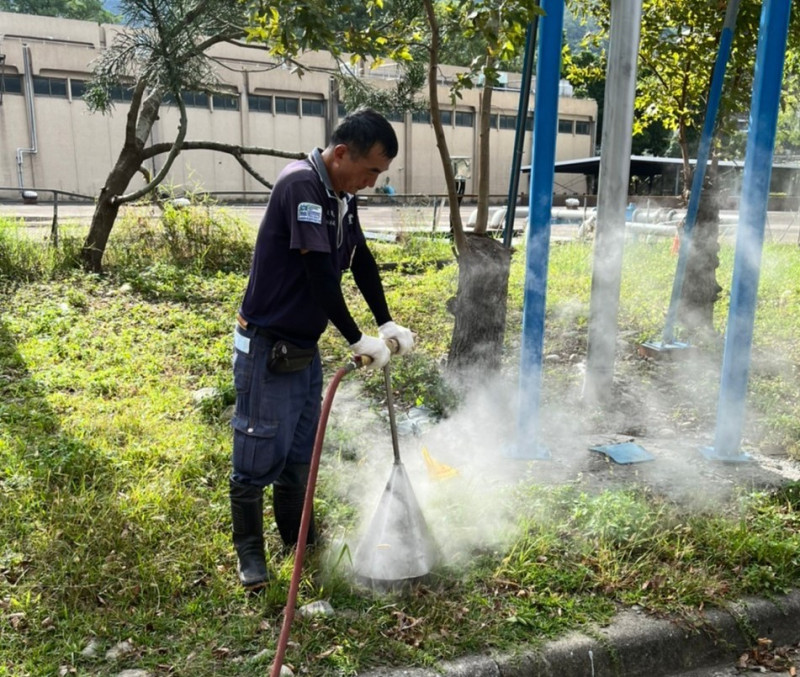 防治人員使用高溫蒸氣設備防除火蟻。   圖：新北市農業局提供